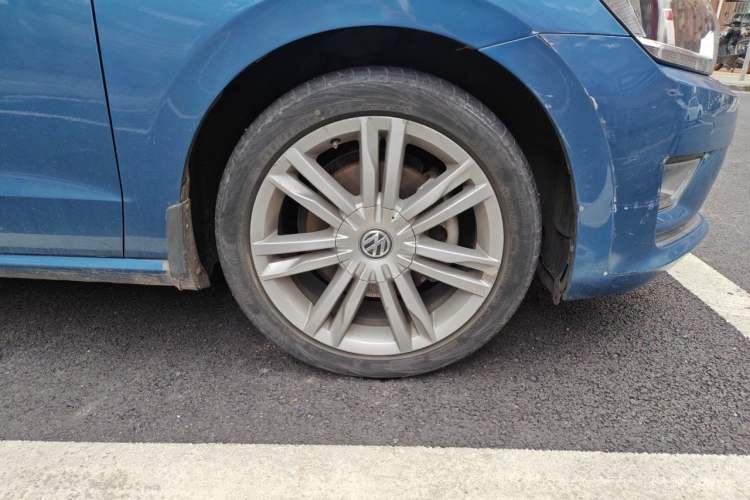 Used Volkswagen Golf Sportsvan 2016 280TSI Automatic Luxury Model Right Front Wheel Hub