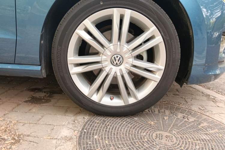 Used Volkswagen Golf Sportsvan 2016 230TSI Automatic Luxury Version Right Front Wheel Hub