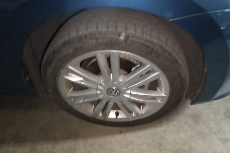 Used Volkswagen Golf Sportsvan 2016 230TSI Automatic Luxury Version Right Front Wheel Hub