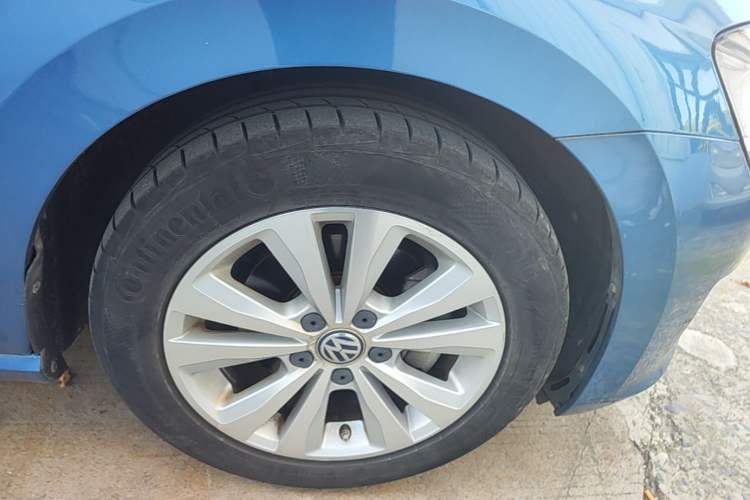 Used Volkswagen Golf Sportsvan 2016 230TSI Automatic Trend Edition Right Front Wheel Hub