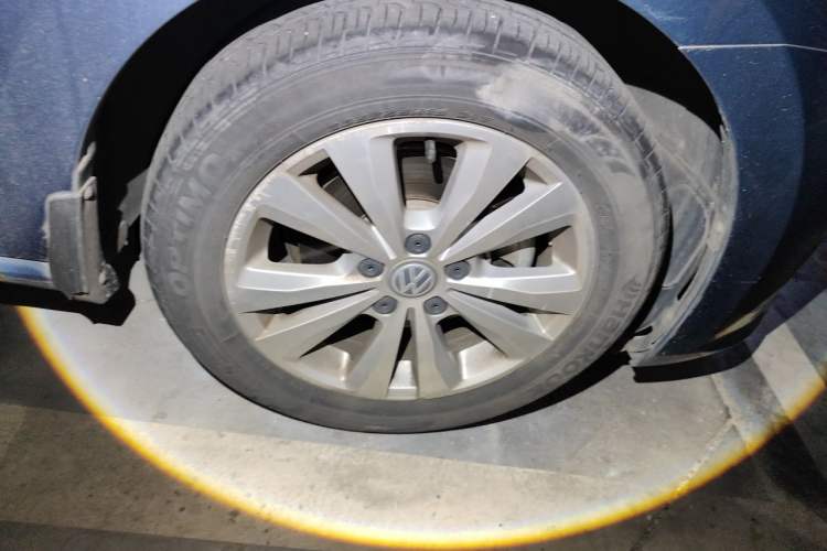 Used Volkswagen Golf Sportsvan 2016 230TSI Automatic Trend Edition Right Front Wheel Hub