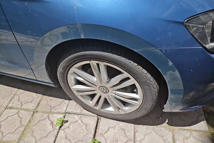 Used Volkswagen Golf Sportsvan 2016 230TSI Automatic Luxury Version Right Front Wheel Hub