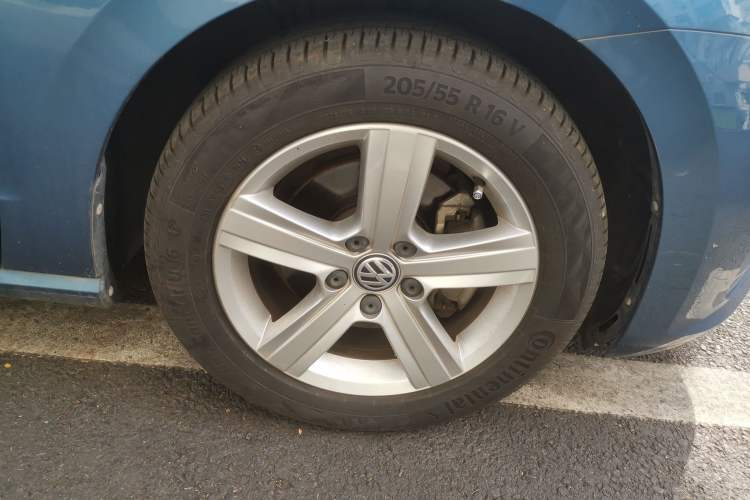Used Volkswagen Golf Sportsvan 2016 1.6L Automatic Comfort Model Right Front Wheel Hub