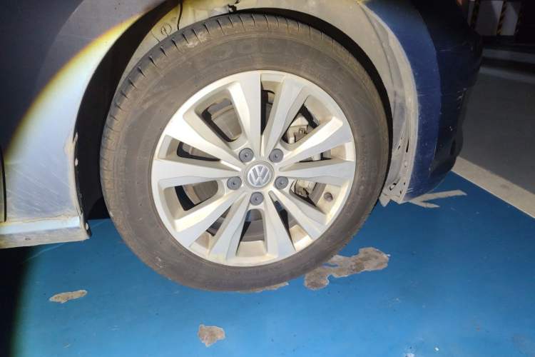 Used Volkswagen Golf Sportsvan 2016 230TSI Automatic Trend Edition Right Front Wheel Hub