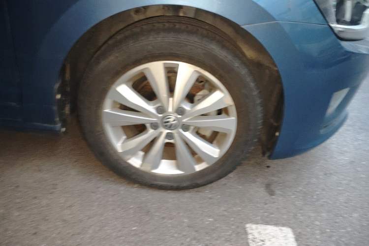 Used Volkswagen Golf Sportsvan 2016 230TSI Automatic Trend Edition Right Front Wheel Hub