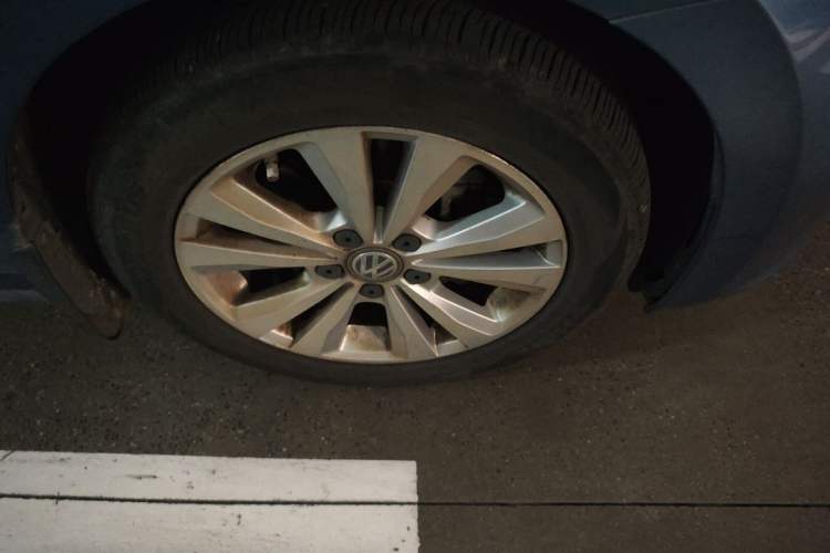 Used Volkswagen Golf Sportsvan 2016 230TSI Automatic Trend Edition Right Front Wheel Hub
