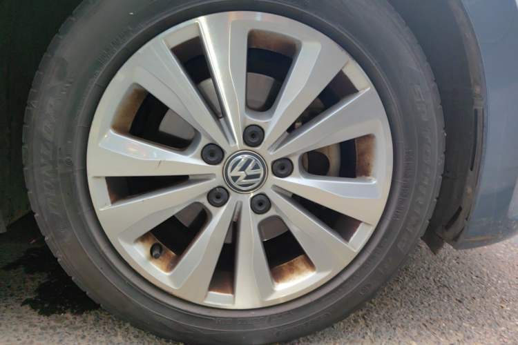 Used Volkswagen Golf Sportsvan 2016 230TSI Automatic Trend Edition Right Front Wheel Hub