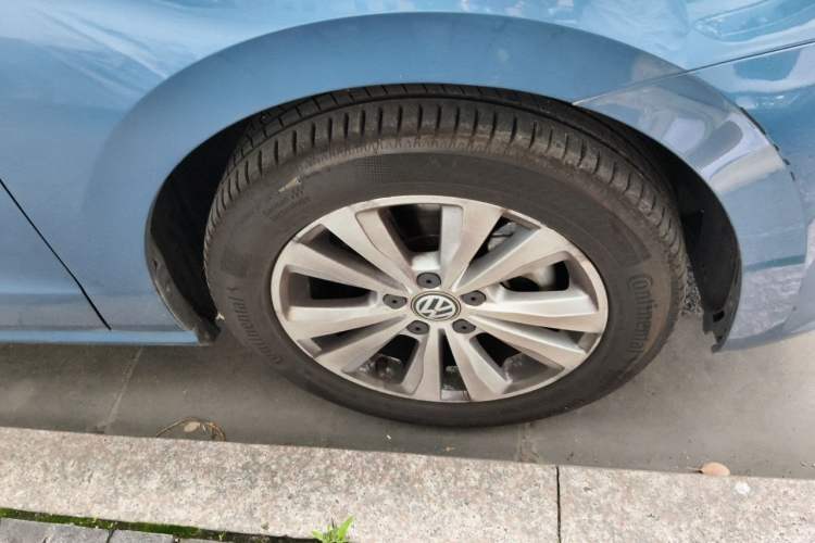 Used Volkswagen Golf Sportsvan 2016 230TSI Automatic Trend Edition Right Front Wheel Hub