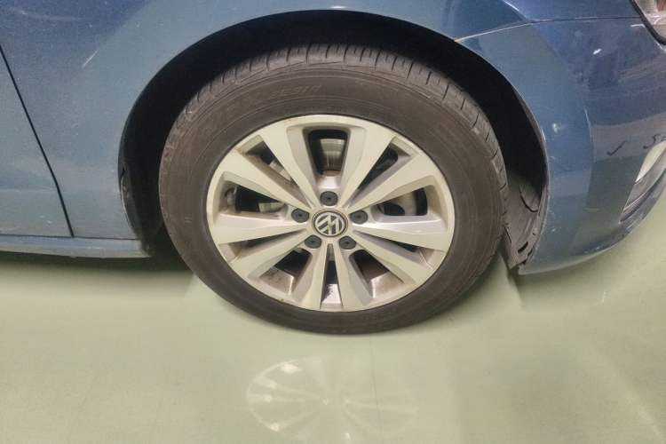 Used Volkswagen Golf Sportsvan 2016 230TSI Automatic Trend Edition Right Front Wheel Hub