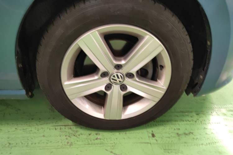 Used Volkswagen Golf Sportsvan 2016 1.6L Automatic Comfort Model Right Front Wheel Hub