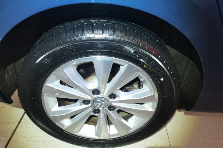 Used Volkswagen Golf Sportsvan 2016 230TSI Automatic Trend Edition Right Rear Wheel Hub