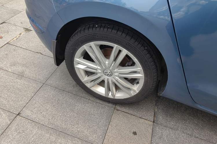 Used Volkswagen Golf Sportsvan 2016 280TSI Automatic Luxury Model Right Rear Wheel Hub
