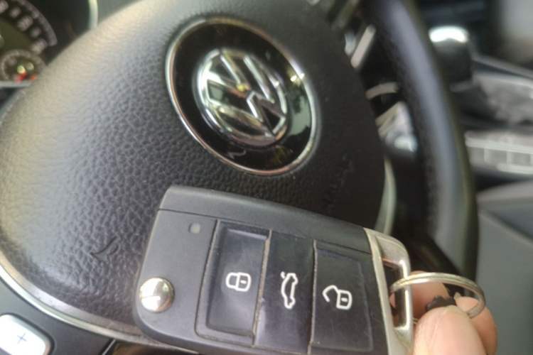 Used Volkswagen Golf Sportsvan 2016 230TSI Automatic Luxury Version Vehicle Key