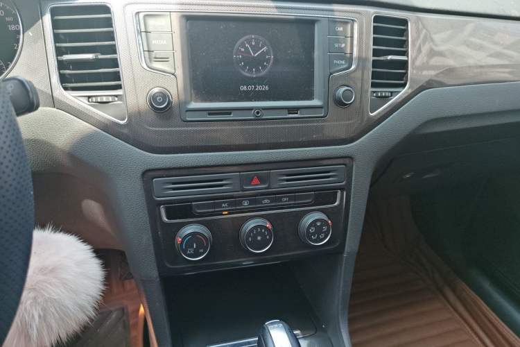 Used Volkswagen Golf Sportsvan 2016 230TSI Automatic Trend Edition Audio And AC Panel