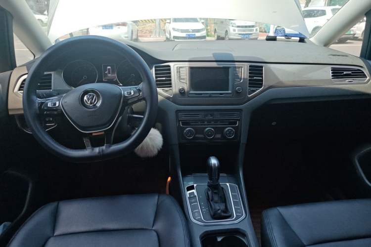Used Volkswagen Golf Sportsvan 2016 230TSI Automatic Trend Edition Center Console