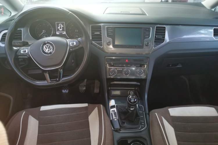Used Volkswagen Golf Sportsvan 2016 230TSI Manual Entry-Level Trim Center Console
