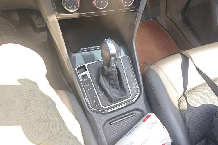 Used Volkswagen Golf Sportsvan 2016 230TSI Automatic Trend Edition Gear Lever
