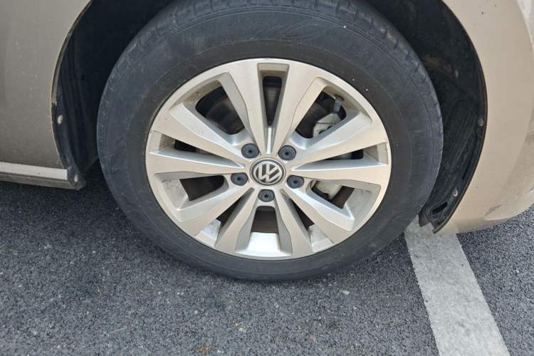 Used Volkswagen Golf Sportsvan 2016 230TSI Automatic Trend Edition Right Front Wheel Hub
