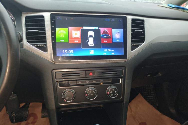 Used Volkswagen Golf Sportsvan 2016 230TSI Automatic Trend Edition Audio And AC Panel