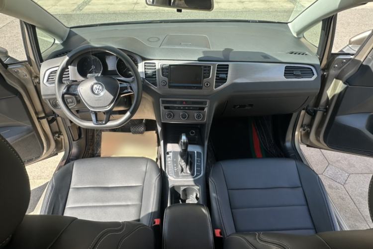 Used Volkswagen Golf Sportsvan 2016 1.6L Automatic Comfort Model Audio And AC Panel