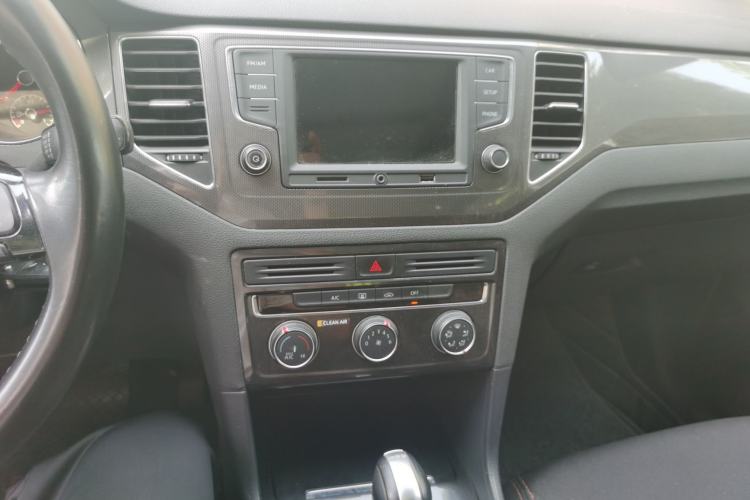 Used Volkswagen Golf Sportsvan 2016 230TSI Automatic Trend Edition Audio And AC Panel