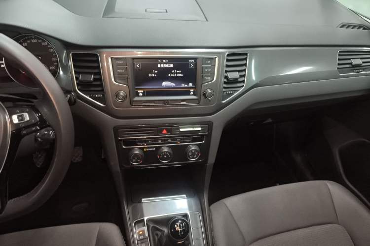 Used Volkswagen Golf Sportsvan 2016 230TSI Manual Entry-Level Trim Audio And AC Panel