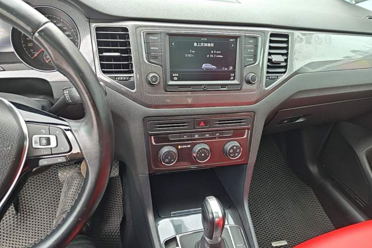 Used Volkswagen Golf Sportsvan 2016 230TSI Automatic Trend Edition Audio And AC Panel