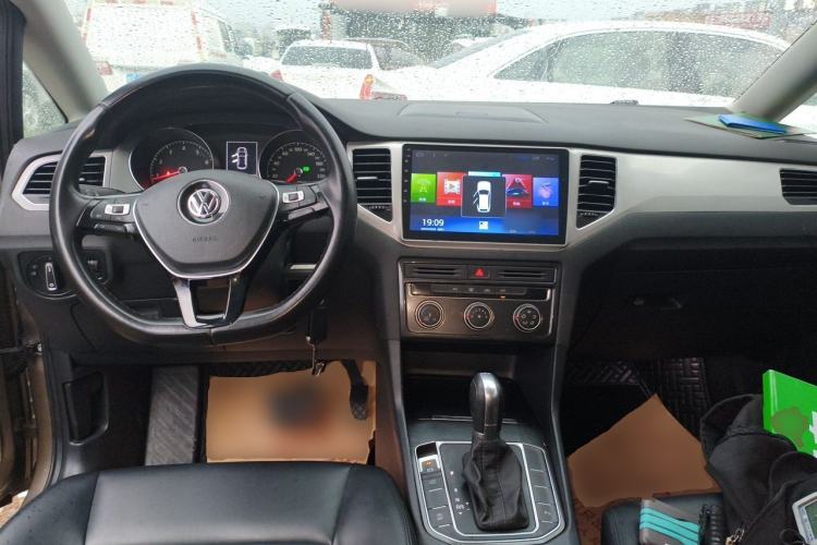 Used Volkswagen Golf Sportsvan 2016 230TSI Automatic Trend Edition Center Console