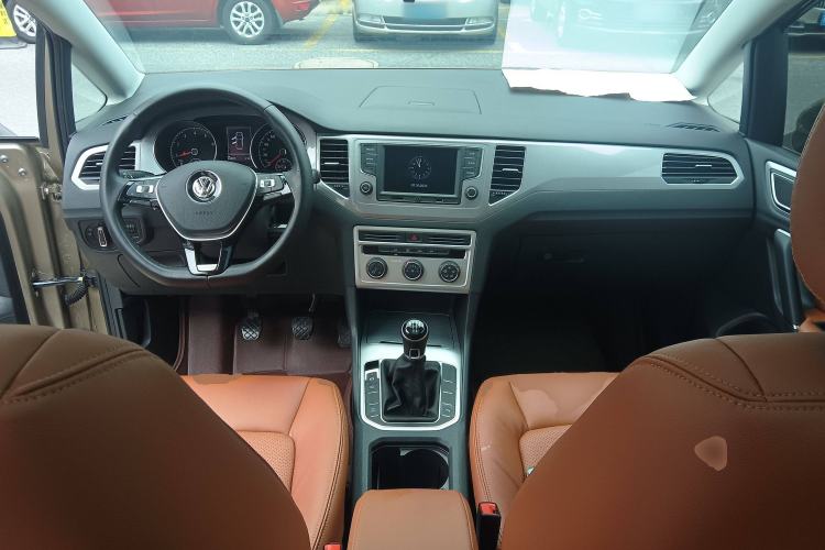 Used Volkswagen Golf Sportsvan 2016 230TSI Manual Entry-Level Trim Center Console