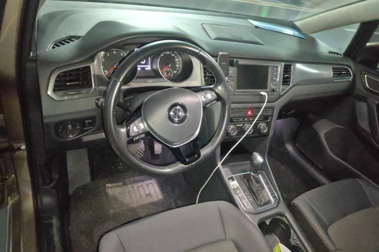 Used Volkswagen Golf Sportsvan 2016 230TSI Automatic Trend Edition Center Console
