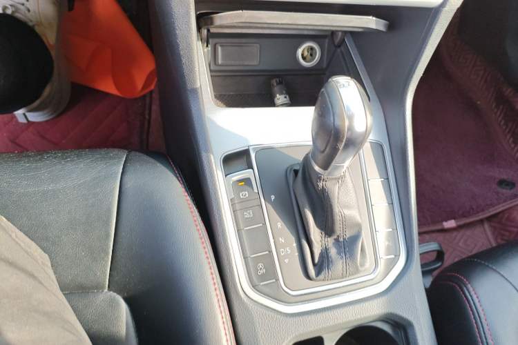 Used Volkswagen Golf Sportsvan 2016 230TSI Automatic Trend Edition Gear Lever