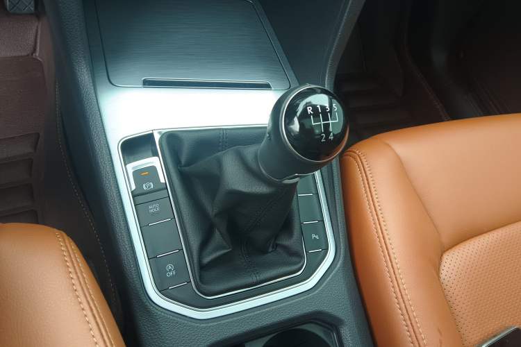 Used Volkswagen Golf Sportsvan 2016 230TSI Manual Entry-Level Trim Gear Lever