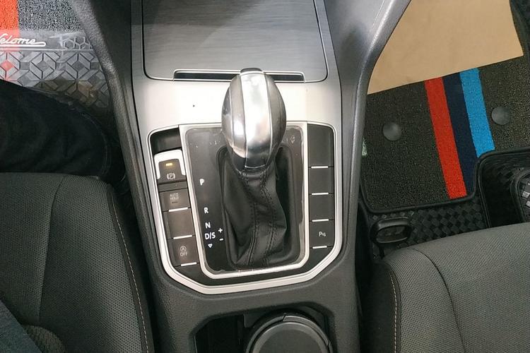 Used Volkswagen Golf Sportsvan 2016 230TSI Automatic Trend Edition Gear Lever