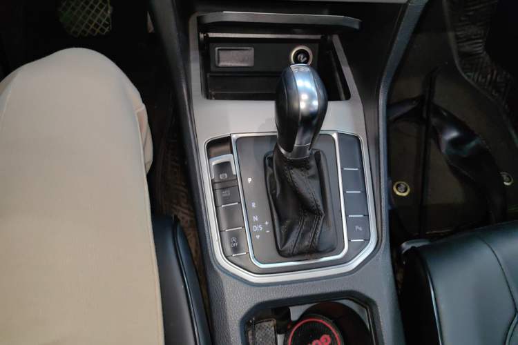 Used Volkswagen Golf Sportsvan 2016 230TSI Automatic Trend Edition Gear Lever