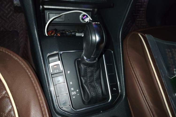 Used Volkswagen Golf Sportsvan 2016 230TSI Automatic Trend Edition Gear Lever