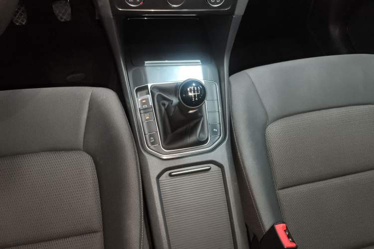 Used Volkswagen Golf Sportsvan 2016 230TSI Manual Entry-Level Trim Gear Lever