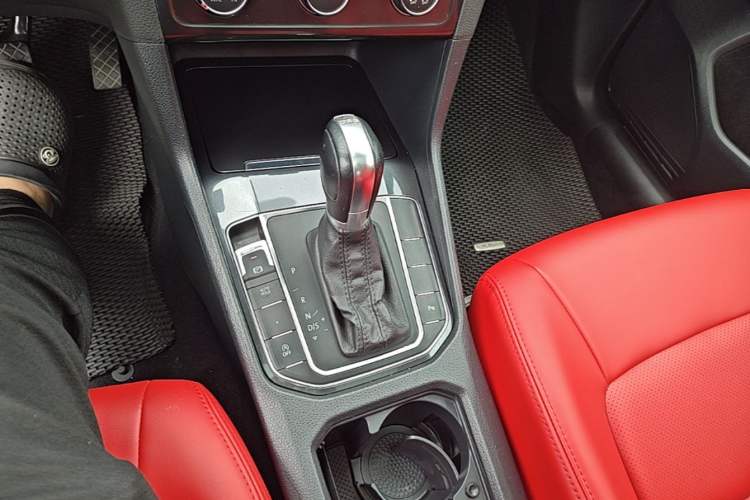 Used Volkswagen Golf Sportsvan 2016 230TSI Automatic Trend Edition Gear Lever