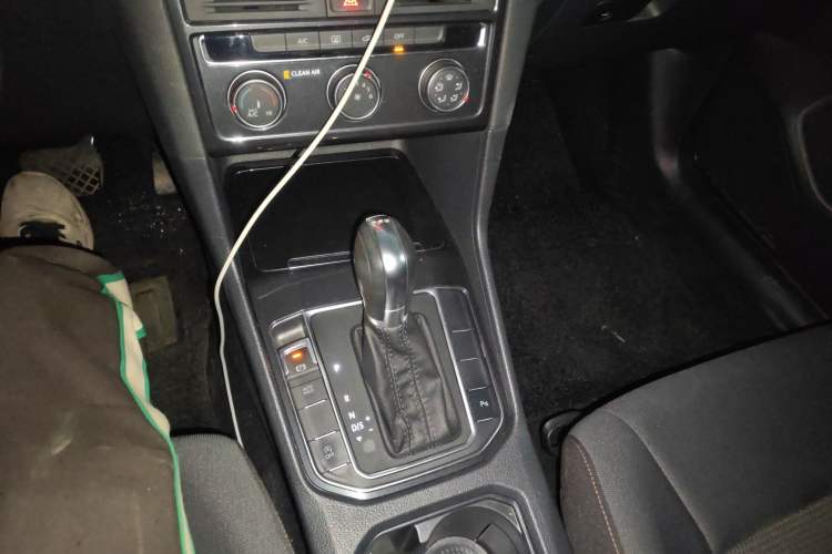Used Volkswagen Golf Sportsvan 2016 230TSI Automatic Trend Edition Gear Lever