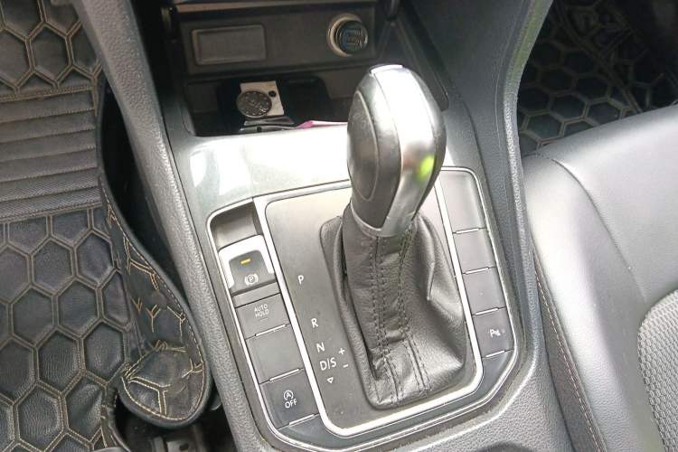 Used Volkswagen Golf Sportsvan 2016 230TSI Automatic Trend Edition Gear Lever