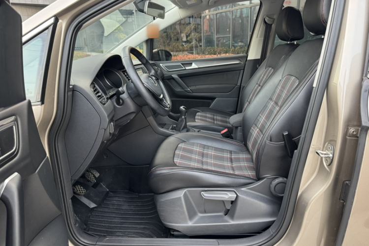 Used Volkswagen Golf Sportsvan 2016 230TSI Manual Entry-Level Trim Interior 1