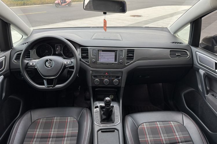 Used Volkswagen Golf Sportsvan 2016 230TSI Manual Entry-Level Trim Interior 2