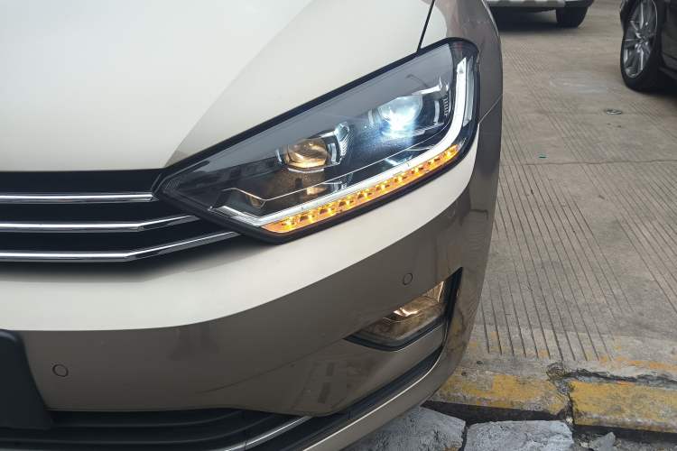 Used Volkswagen Golf Sportsvan 2016 230TSI Manual Entry-Level Trim Left Front Headlight