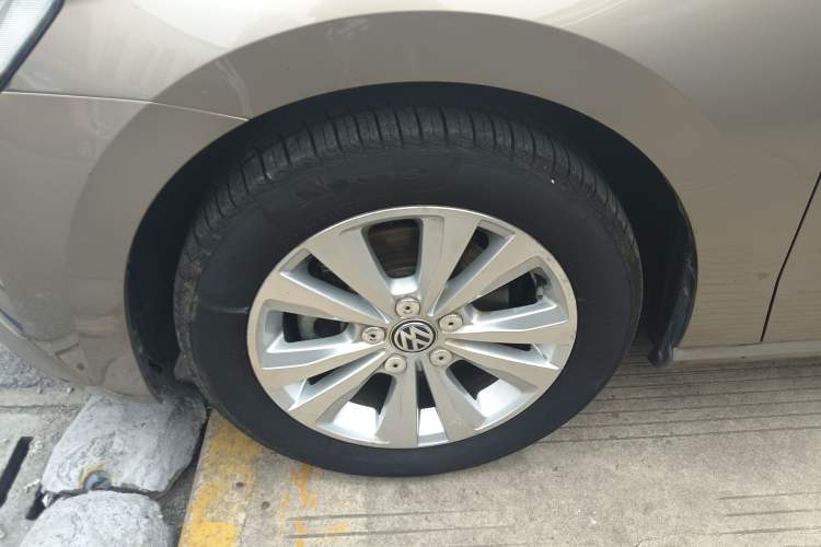 Used Volkswagen Golf Sportsvan 2016 230TSI Manual Entry-Level Trim Left Front Wheel Hub