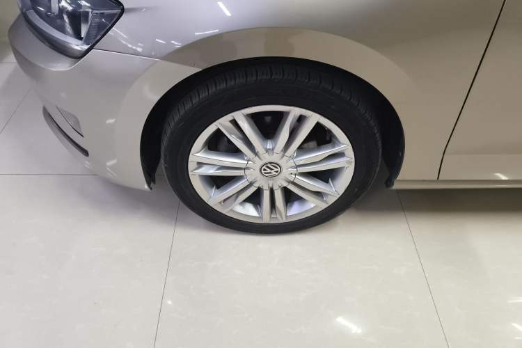 Used Volkswagen Golf Sportsvan 2016 230TSI Automatic Luxury Version Left Front Wheel Hub