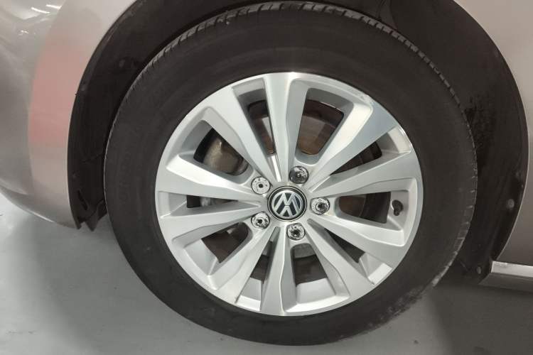 Used Volkswagen Golf Sportsvan 2016 230TSI Manual Entry-Level Trim Left Front Wheel Hub