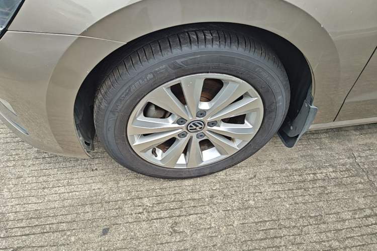 Used Volkswagen Golf Sportsvan 2016 230TSI Automatic Trend Edition Left Front Wheel Hub
