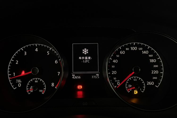 Used Volkswagen Golf Sportsvan 2016 230TSI Manual Entry-Level Trim Odometer Close Up