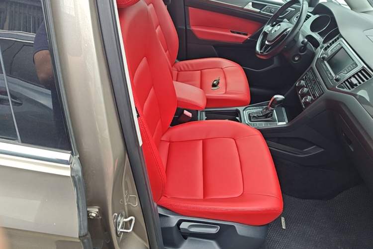 Used Volkswagen Golf Sportsvan 2016 230TSI Automatic Trend Edition Right Front Seat