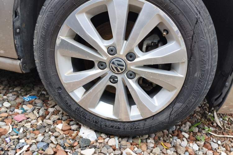 Used Volkswagen Golf Sportsvan 2016 230TSI Automatic Trend Edition Right Front Wheel Hub