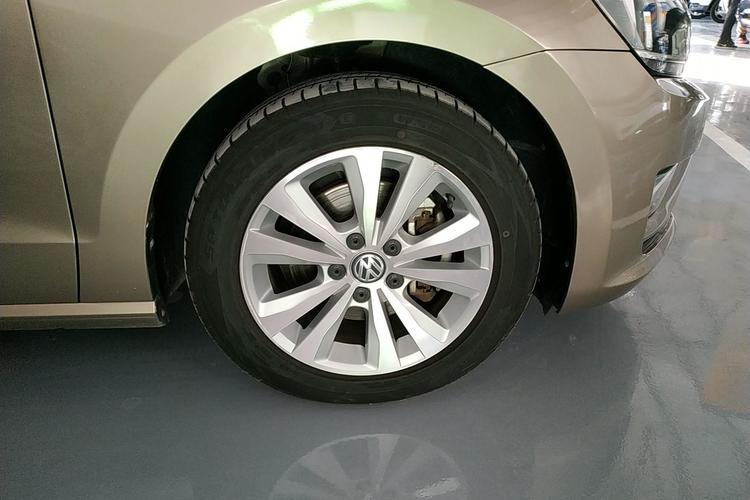Used Volkswagen Golf Sportsvan 2016 230TSI Automatic Trend Edition Right Front Wheel Hub